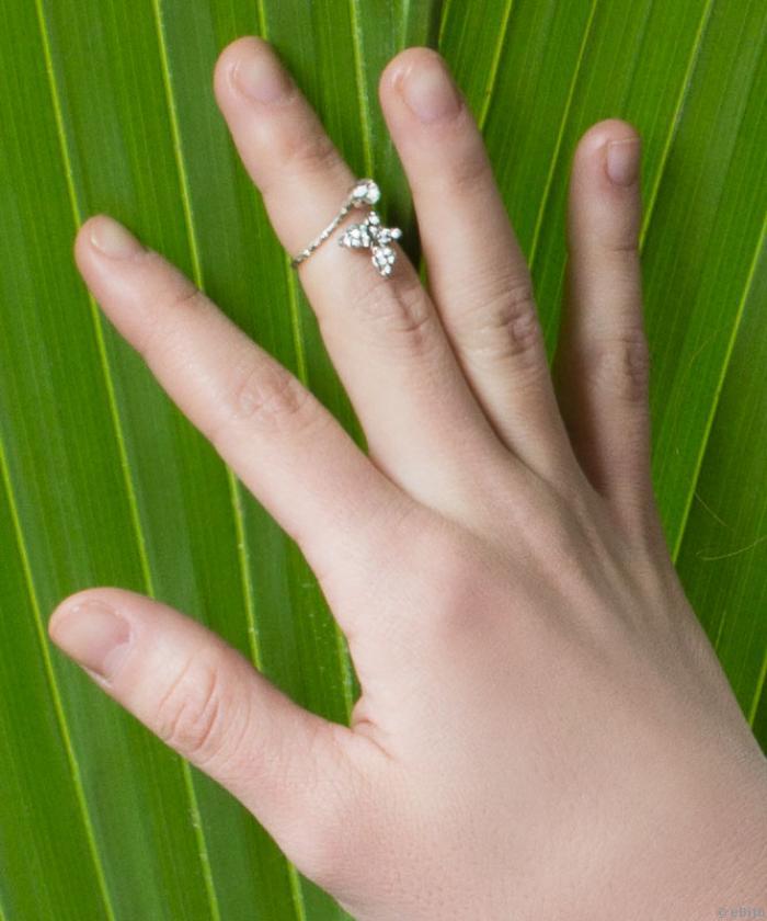 Inel pentru vârful degetului, cu un cristal alb, fluturaş şi metal striat