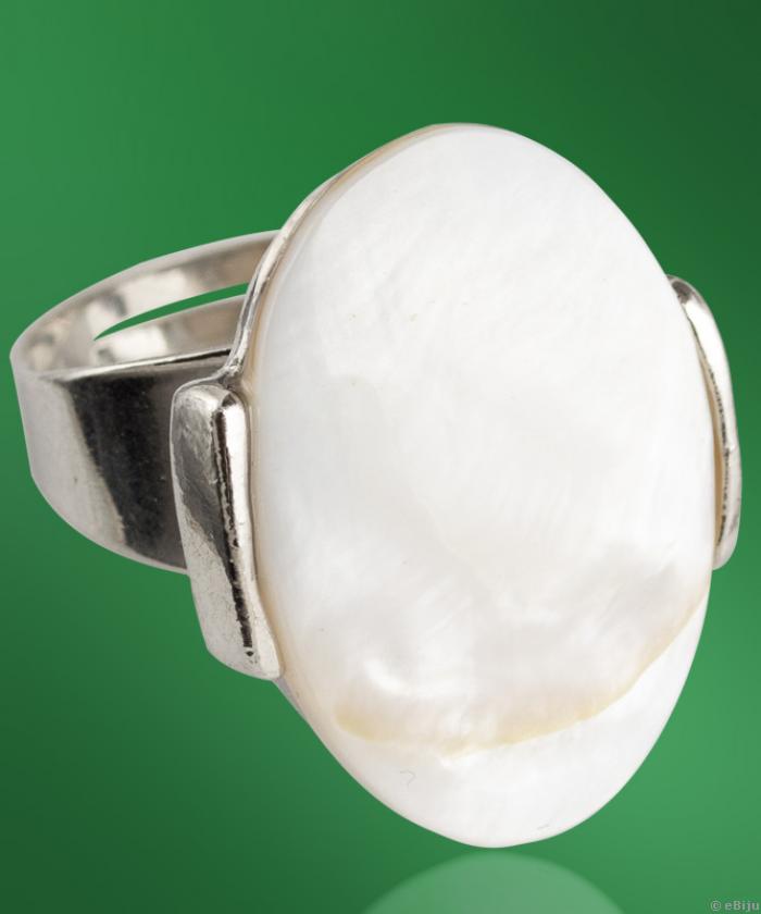 Inel sidef alb oval, cu montura din metal argintiu