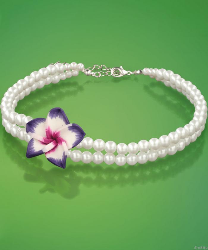 Colier alb cu floare mov din material fimo si perle de sticla