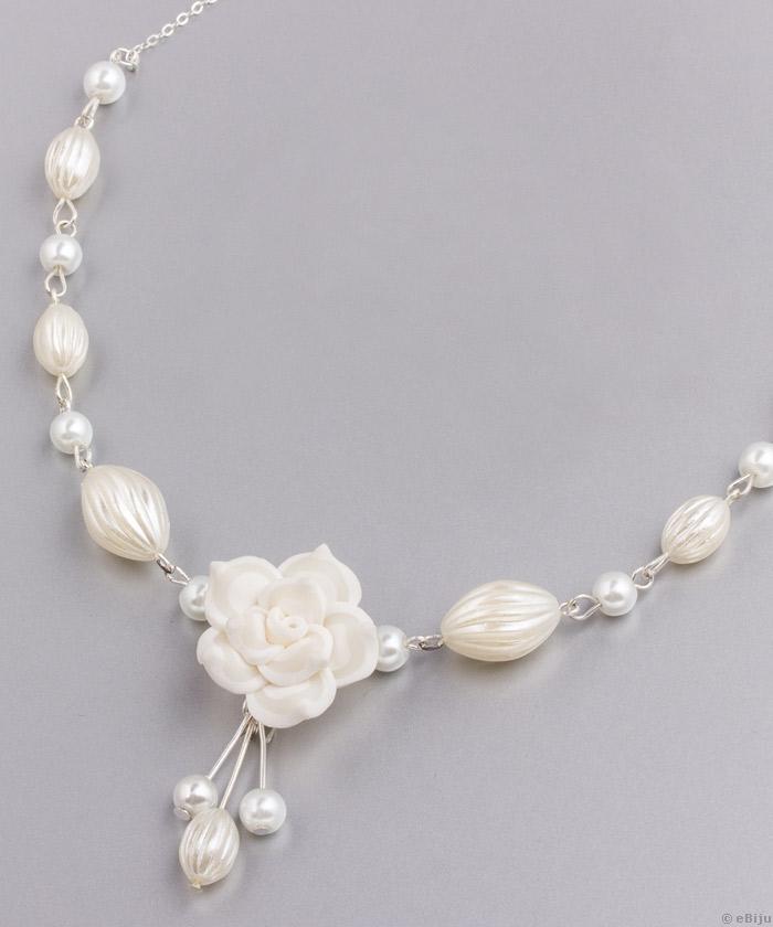 Colier trandafir fimo şi perle albe