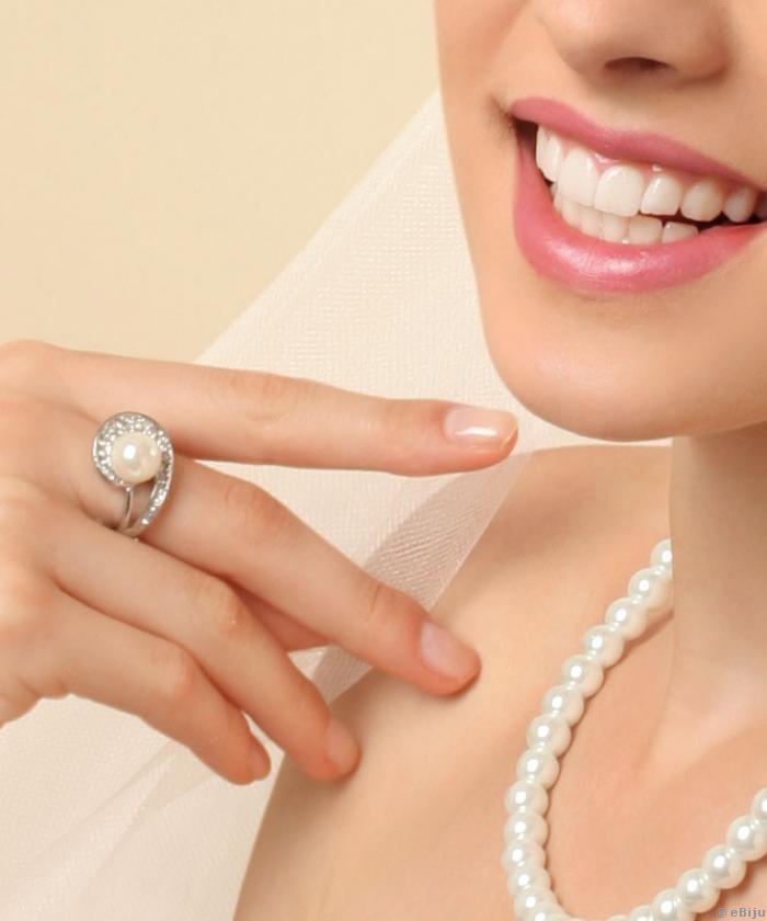 Inel perla de sticla crem cu cristale albe (17 mm)